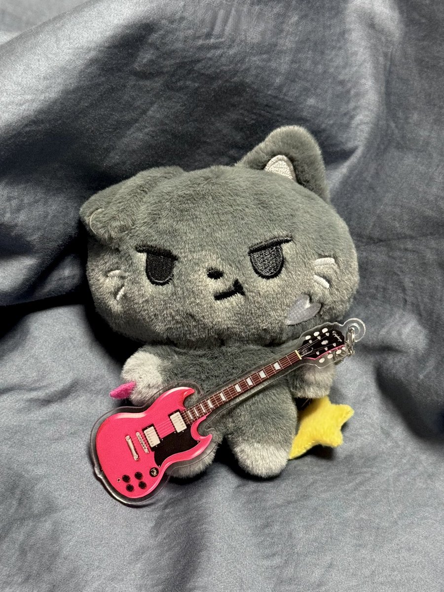 byeo_j's tweet photo. 엔하이픈 제이 라울 키링🎸🎸

#RT 추첨 3분께 보내드릴게요!
 
최대한 쫑프분들이 받으셨으면 좋겠는 마음에 
종성이 위버스 dm 30일 이상 인증 받겠습니다☺️ 

GS25 반값택배로 보내드릴 예정이니 
가능하신 분들만 참여 부탁드립니다🐈‍⬛ https://t.co/OV95wSnrX0