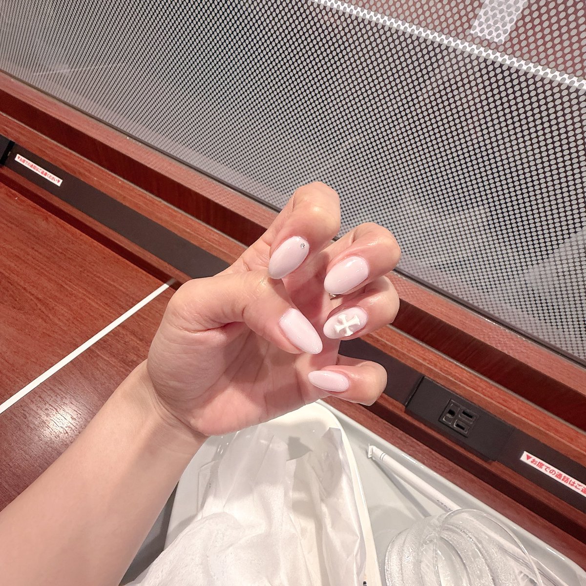 ROM_TSK's tweet photo. 3週間前のネイルがかけてしまってそこに長さ合わせたから爪が短い😭 https://t.co/k38E02F4JP