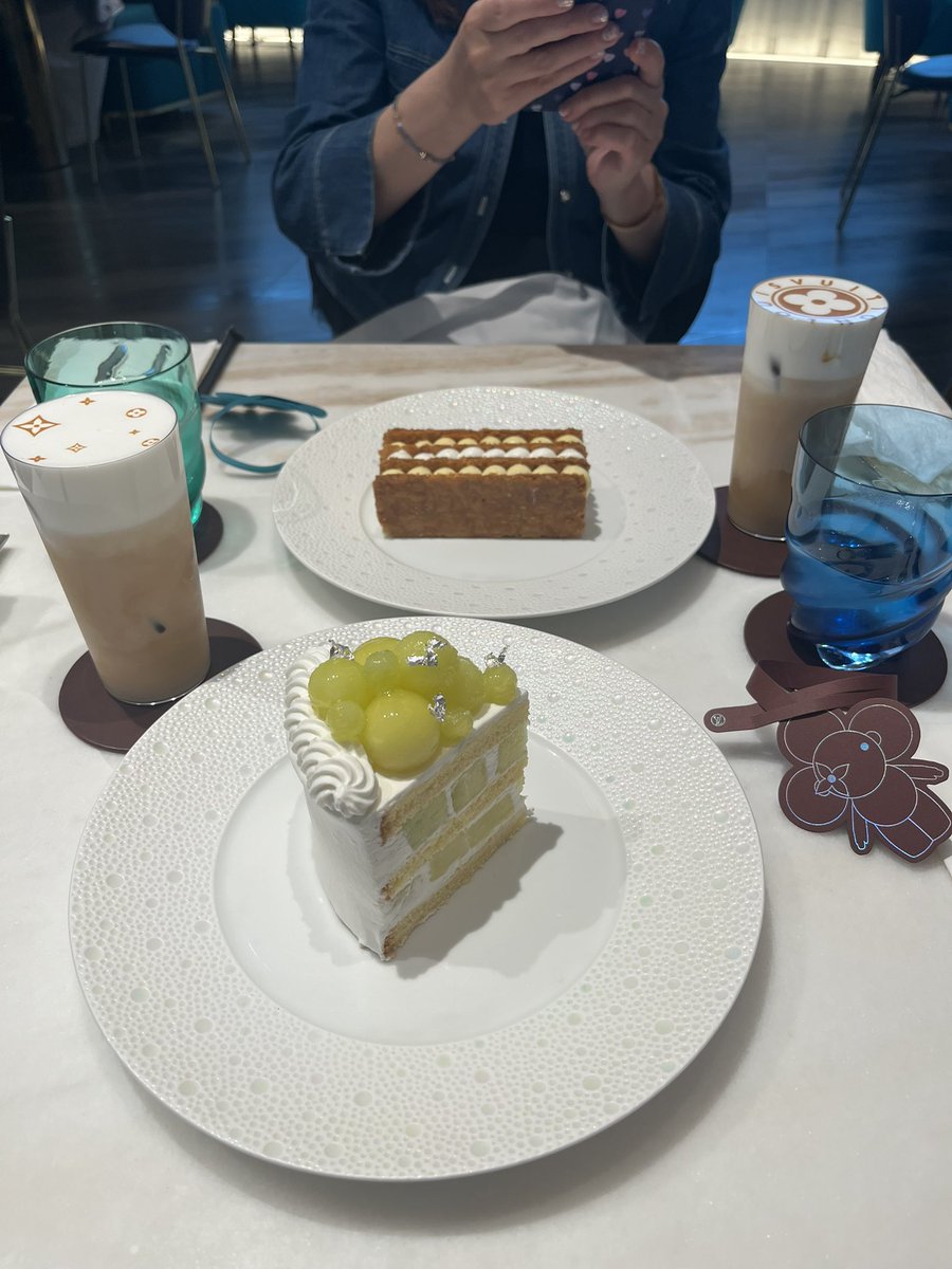 a66pyon's tweet photo. 最近メロンのショートケーキが好き🍈🤍
ラテアートかわいかった☕️🤍
#lecafev #ルカフェヴィー #ルイヴィトン #銀座 https://t.co/Hhd7Oi9EPg