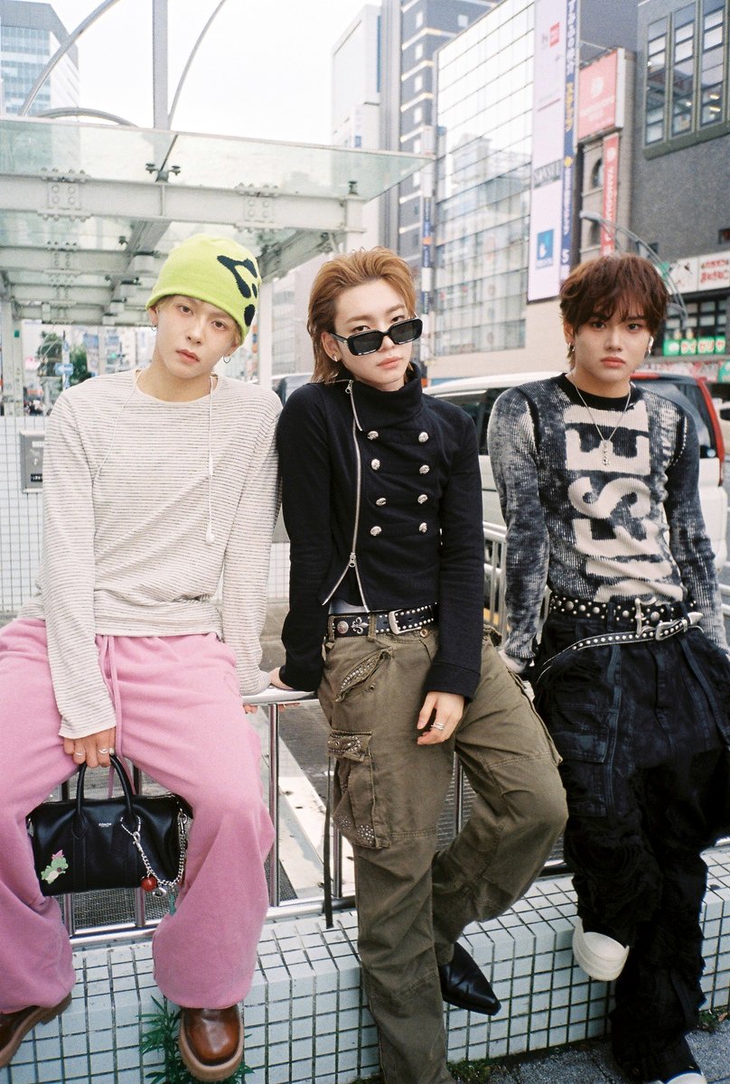 Droptokyo's tweet photo. aoen／ アーティスト
@aoen_official 

2025年に結成された、優樹（YUJU）、琉楓（RUKA）、雅久（GAKU）、輝（HIKARU）、颯太（SOTA）、京助（KYOSUKE）、礼央（REO）の7��で構成される新世代J-POPボーイズグループ。グループ名には、「最も熱い炎の色である青色で世界を満たす情熱の疾走」「太陽のように明るくみんなを応援するグループ」という2つの意味が込められており、世界で一番熱い青い炎を心に燃やしながらエネルギッシュに活動する。

3rd Single「ハジマリCOLOR」のリリースを記念して琉楓（RUKA）、雅久（GAKU）、颯太（SOTA） をキャッチ！📸🩵
https://t.co/mJ6SaHCuic

#droptokyo #aoen #アオエン