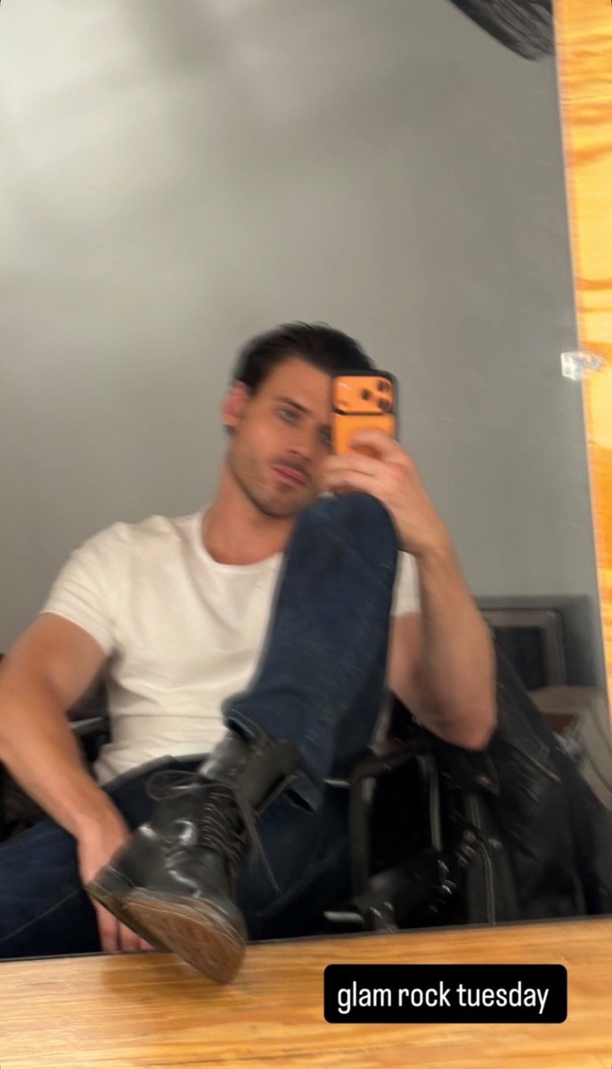 serumpompurin's tweet photo. he probably changed the way he hold his phone for a mirror selfie because he dropped it last time 😭 https://t.co/e3EP2B2fET