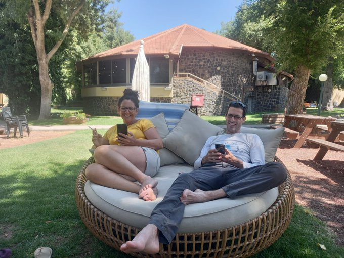 kereneubach's tweet photo. #עד_הקצה פרק חדש: את ליאת אצילי פגשתי בפעם הראשונה בפסח 24, זה היה חודשים ספורים אחרי שהיא חזרה משבי חמאס. ביום אחרי שחזרה היא התבשרה שבעלה ואהובה אביב נפל בהגנה על הבית שלהם בניר עוז בבוקר 7 באוקטובר.
התאהבתי בה מיד.
היא היתה חכמה, מצחיקה, צינית ובעיקר - לא עושה עניין מעצמה. >> https://t.co/allO6sOuku