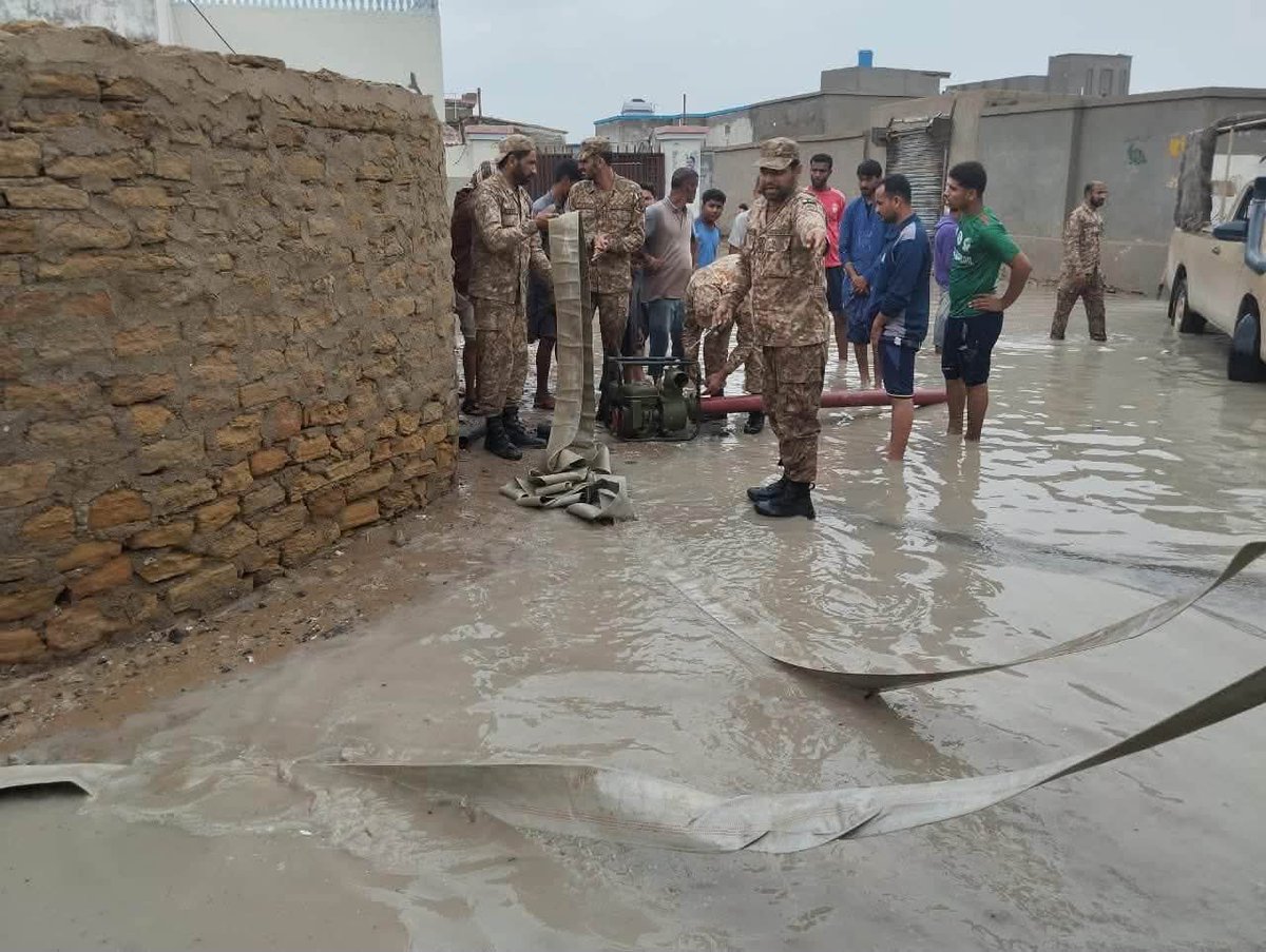 Markhor_Paki's tweet photo. 🇵🇰
آو تم کو میں یہ بتاوں, کس کے پیچھے وردی ھے
یہ جو سوہنی دھرتی ھے, اس کے پیچھے وردی ھے
Once again, these men in khaki uniforms are here to help the  people of their homeland. 🇵🇰 https://t.co/dmxNZCkegu
