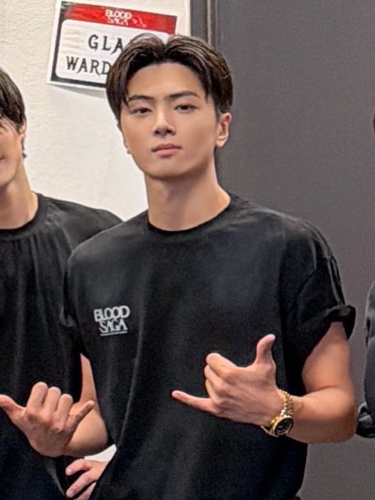 jaywonyou's tweet photo. BENERAN VIBES ANAK TONGKRONGAN BGT ASTAGAAAAA pakai kaos hitam… lengan bajunya dilipat ke atas… jidatan…. pasang muka ganteng tp menantangnya itu…. https://t.co/Q56FdYeoMB