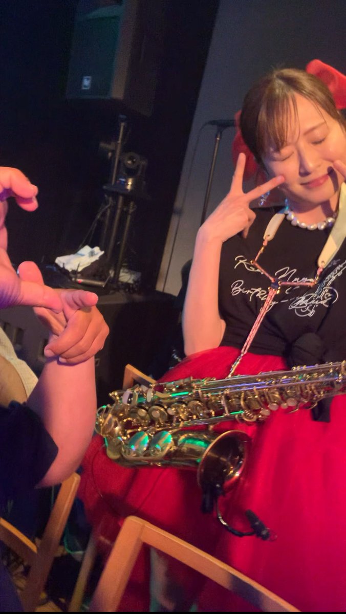 akiakiakiaki04's tweet photo. プロSAXプレイヤー
永井香織さんのバースデー LIVEに行きました🤗

初めてのバンド体制での LIVEに、
行きたくても行けなかったちんどん屋さんのサプライズ🎷

ものすごい熱気と生音の迫力を楽しませていただきました🤗

毎日配信をされて、動画の投稿もされてる中で、こんなにすごいLIVEを作り上げられることがどんなに凄いことか✨✨✨✨

たくさんのパワーをいただき、
配信と動画で聴く音色も、更に深く心に沁みて、また頑張れます🤗

プロの姿を見せていただいたこと、
生音を聴ける機会をいただいたことが
今の自分、明日の自分に繋がっています🤗
ありがとうございます🤗

#永井香織BDライブ2026
#プロSAXプレイヤー
#BLUEMOOD
#ツイキャス購入しました🙋‍♂️
