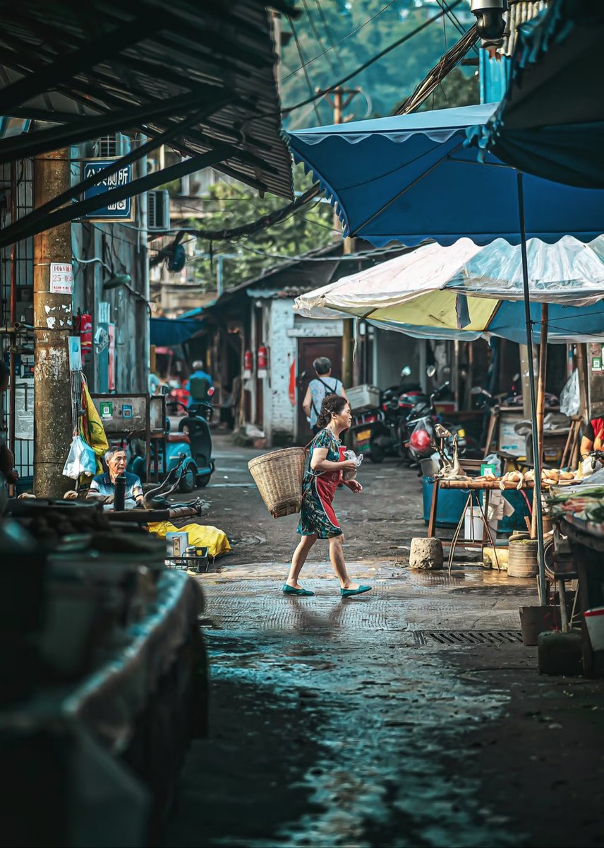 foresaken812's tweet photo. Street snap: colorful storefronts u0026 passersby's quick steps on a cloudy afternoon. Small joys in the busy city, right https://t.co/JvXi4lkyhX