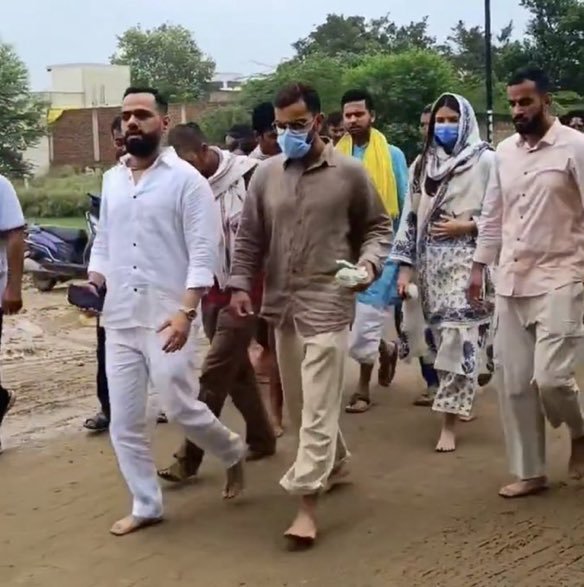 Drsmsd07's tweet photo. Virat Kohli and Anushka Sharma walking barefoot in Vrindavan, visiting Premanand Ji Maharaj at his Shri Hit Radha Keli Kunj Ashram, a Radha-Krishna devotional center.🙏🙏 https://t.co/8YxlaljtNI