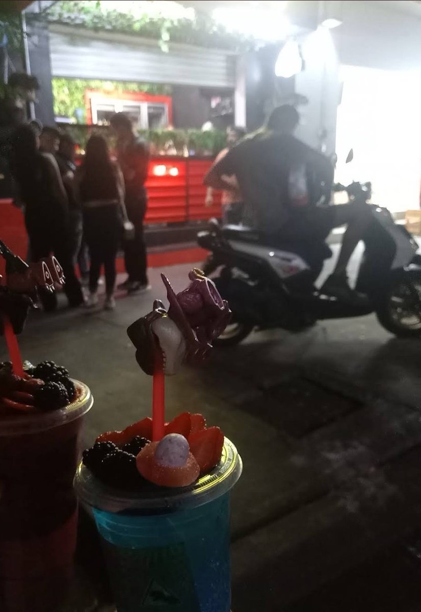 Xochitjime's tweet photo. @pcacuauhtemoc @AlessandraRdlv @AlcCuauhtemocMx Este local de micheladas que se ubica en Juventino Rosas 19, Peralvillo, Cuauhtémoc, vende bebidas a menores y el consumo es en via publica, se llama las jurasicas, de su apoyo para sancionar. https://t.co/hvarJ8lDvH