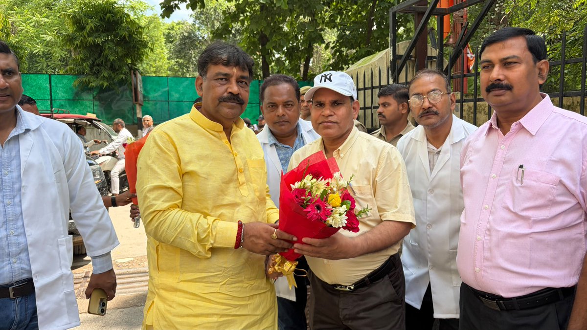 MlaGupta's tweet photo. "उपस्थित अधिकारियों एवं सम्मानित बन्धुओं द्वारा आत्मीय स्वागत एवं सम्मान किया गया"

आज कलेक्ट्रेट, उन्नाव में खुरपका-मुंहपका रोग नियंत्रण कार्यक्रम (8वें चरण) के निःशुल्क टीकाकरण अभियान के शुभारम्भ कार्यक्रम में सम्मिलित होने के दौरान उपस्थित अधिकारियों एवं सम्मानित बन्धुओं https://t.co/P2mHZV18PN