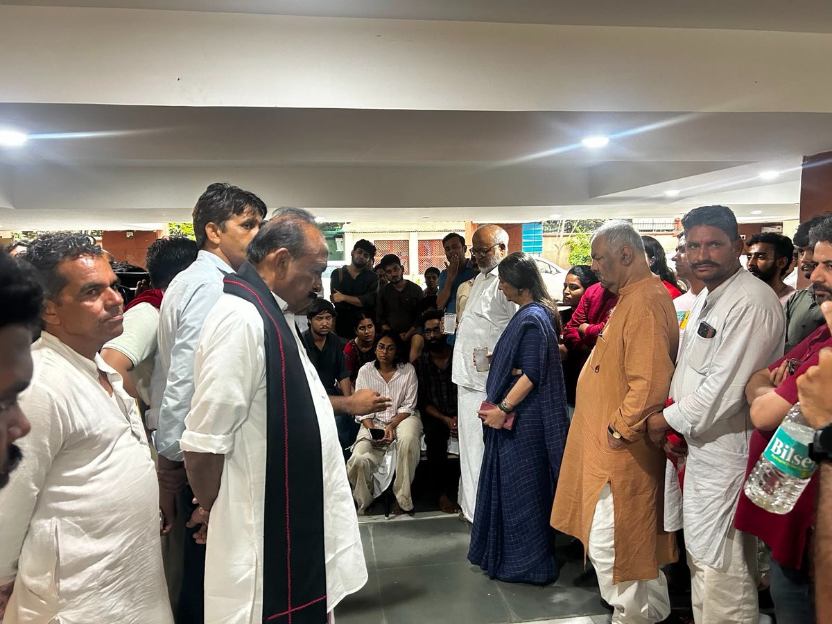 Vaikooffl's tweet photo. புது டில்லியில் மைய அரசின் ஏவுதலில் மாணவர்கள் மீது காவல்துறையின் காட்டுமிராண்டித் தாக்குதல்!

நீட் தேர்வை இரத்து செய்யக் கோரியும், நீட் கேள்வித் தாள் வெளியானதற்குக் காரணமான மத்திய கல்வி அமைச்சர் @dpradhanbjp தர்மேந்திர பிரதானை பதவி விலகக் கோரியும் டில்லி ஜந்தர் மந்தரில் ஜூலை 20 ஆம் நாள் இலட்சக்கணக்கான மாணவர்களும், கரப்பான் பூச்சி இயக்கத்தினரும் அமைதியான ஆர்ப்பாட்டத்தில் ஈடுபட்டனர். ஆனால் காவல்துறை குண்டாந்தடிகளைக் கொண்டு போராட்டக்காரர்கள் மீது கடுமையான தாக்குதல் நடத்தியது. கண்ணீர்ப் புகை பிரயோகிக்கப்பட்டது. பல மாணவ - மாணவிகள் படுகாயமுற்றனர். டில்லி நகரம் ஒரு இராணுவ கூடாரம் போல் காட்சி அளித்தது.

தடியடியால் காயப்பட்ட மாணவர்கள் மார்க்சிஸ்ட் கம்யூனிஸ்டு கட்சி உள்ளிட்ட எதிர்க்கட்சியினரால் ஆங்காங்கு பாதுகாக்கப்பட்டனர். தடியடியில் காயமுற்ற மாணவர்கள் டில்லியில் மண்டி ஹவுஸ் என்று அழைக்கப்படும் இடத்தில் உள்ள சுர்ஜித் பவனில் பாதுகாப்பாக வைக்கப்பட்டனர். மார்க்சிஸ்ட் கம்யூனிஸ்டு கட்சியின் அகில இந்திய பொதுச்செயலாளர்@MABABYCPIM தோழர் பேபி அவர்களும், அக்கட்சியின் முன்னணித் தலைவர்களில் ஒருவரான பிருந்தா காரத் அம்மையாரும், நானும் ஆங்காங்கு திரண்டு போராட்டத்தில் ஈடுபட்டிருந்த மாணவர்களை ஊக்கப்படுத்திக் கொண்டே சுர்ஜித் பவனுக்குச் சென்றோம். தடியடியில் காயப்பட்ட மாணவர்களைச் சந்தித்து ஆறுதல் கூறி, உங்கள் போராட்டத்திற்கு நாங்கள் தோள் கொடுப்போம் - துணை நிற்போம் என்று உறுதி கூறினோம்.

மார்க்சிஸ்ட் கம்யூனிஸ்டு கட்சியின் மாணவர் பிரிவான எஸ்.எப்.ஐ. அமைப்பைச் சேர்ந்த மாணவ  - மாணவியர் காலவரையறையற்ற உண்ணாநிலை அறப்போரில் ஈடுபட்டிருந்ததால் அதனைத் தற்காலிகமாக நிறுத்தி வைக்குமாறு வேண்டி தோழர் பேபி அவர்கள், அவர்களுக்கு பழச்சாறு கொடுத்து உண்ணாநிலை அறப்போரை முடித்து வைத்தார்.

நான் அம் மாணவர்களிடையே போராட்டத்தை ஆதரித்து உரையாற்றும்போது,

“இந்த மாணவர் போராட்டம் நியாயமான காரணங்களுக்காக வெடித்து எழுந்த உரிமைப் போராட்டமாகும். தர்மேந்திர பிரதான் அமைச்சர் பதவியிலிருந்து நீக்கப்பட வேண்டும். நீட் தேர்வு முழுமையாக இரத்து செய்யப்பட வேண்டுமூ, நீட் கேள்வித் தாள் வெளியானதற்கு காரணமானவர்கள் மீது தக்க நடவடிக்கை எடுக்கப்பட வேண்டும். மாணவ - மாணவிகள் மீது அராஜக தாக்குதலில் ஈடுபட்ட காவல்துறையினரை உடனடியான பணி நீக்கம் செய்ய வேண்டும். இப்போராட்டத்தை அடக்குமுறையால் ஒடுக்கிவிட முடியாது என மத்திய அரசுக்கு எச்சரிக்கிறேன்” என்று குறிப்பிட்டேன்.

கரப்பான் பூச்சி இயக்கத்தினரும், எண்ணற்ற இளைஞர்களும் இப்போராட்டத்தில் எதற்கும் அஞ்சாமல் உறுதியாக நின்று போராடுகிறார்கள். இப்போராட்டத்திற்கு மறுமலர்ச்சி திராவிட முன்னேற்றக் கழம் தன்னுடைய முழுமையான ஆதரவை தெரிவிப்பதுடன், மத்திய அரசுக்கும், டெல்லி மாநில அரசுக்கும், காவல்துறைக்கும் வன்மையான கண்டனத்தை தெரிவிப்பதோடு, உரிமைக்காக, நியாயத்திற்காக, நீட் தேர்வை இரத்து செய்ய வேண்டும் என்பதற்காக கிளர்ந்தெழும் போராட்டத்தை காவல்துறையைக் கொண்டும், துணை இராணுவத்தைக் கொண்டும் அடக்க மேலும் முனைந்தால் அது புரட்சியாக வெடிக்கும் என எச்சரிக்கிறேன்.

வைகோ
பொதுச் செயலாளர்,
மறுமலர்ச்சி தி.மு.க.,
‘தாயகம்’
சென்னை - 8
22.07.2026

#mdmk #vaiko #duraivaiko #banneet