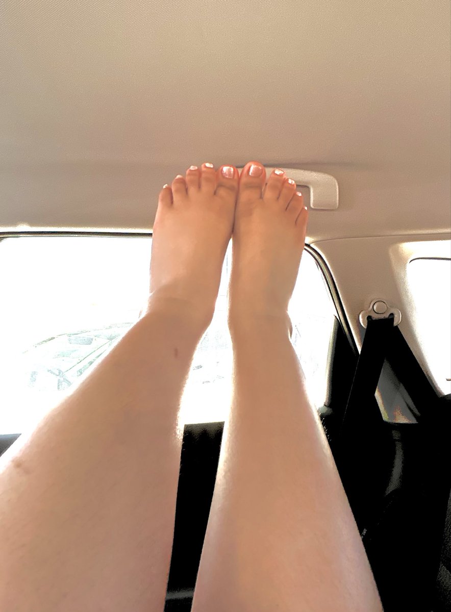 Twinkletoe1212's tweet photo. You won’t be worth stepping on 
#footfetısh #feet #toes #glitter #motherofpearl https://t.co/XBu5GrH8At