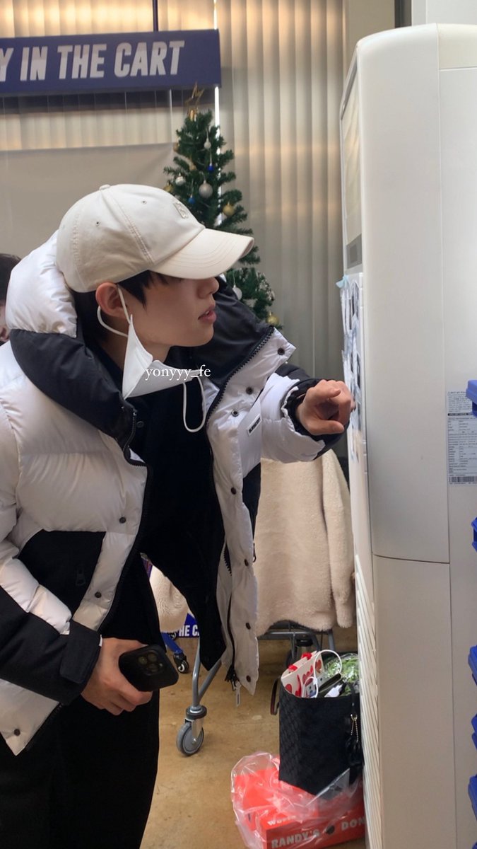 dlwl0422's tweet photo. 성철이 예전에 생카에서 기계로 사진찍어줬는데 결과물이 잘생김 덕지덕지
걍 쌩얼에 모자 푹 눌러쓰고 대충 찍은거 같은데 
얼굴 남친통와요 https://t.co/Wx138vc36i