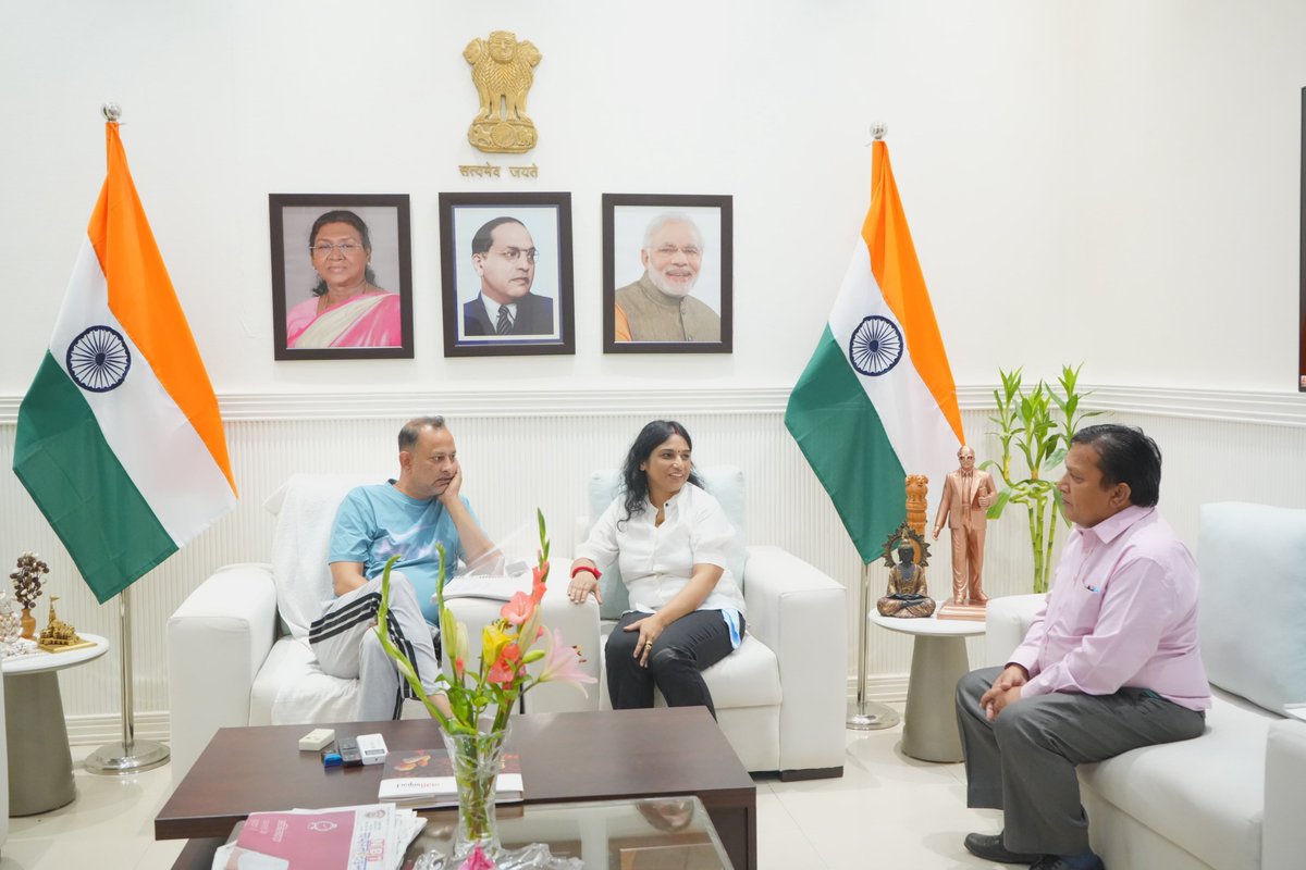 bjpravinder16's tweet photo. जनता का विश्वास ही हमारी सबसे बड़ी शक्ति है।

आज जनसुनवाई में नागरिकों से मिलकर उनकी समस्याओं को सुना, सुझाव प्राप्त किए तथा संबंधित अधिकारियों को समयबद्ध समाधान सुनिश्चित करने के निर्देश दिए। जनसेवा और सुशासन के संकल्प के साथ प्रत्येक नागरिक तक विकास का लाभ पहुँचाना हमारी सर्वोच्च प्राथमिकता है।
#Jansamvad #PeopleConnect #CitizenFirst #CommunityEngagement #JantaDarshan #RavinderIndraj #BJP4Delhi