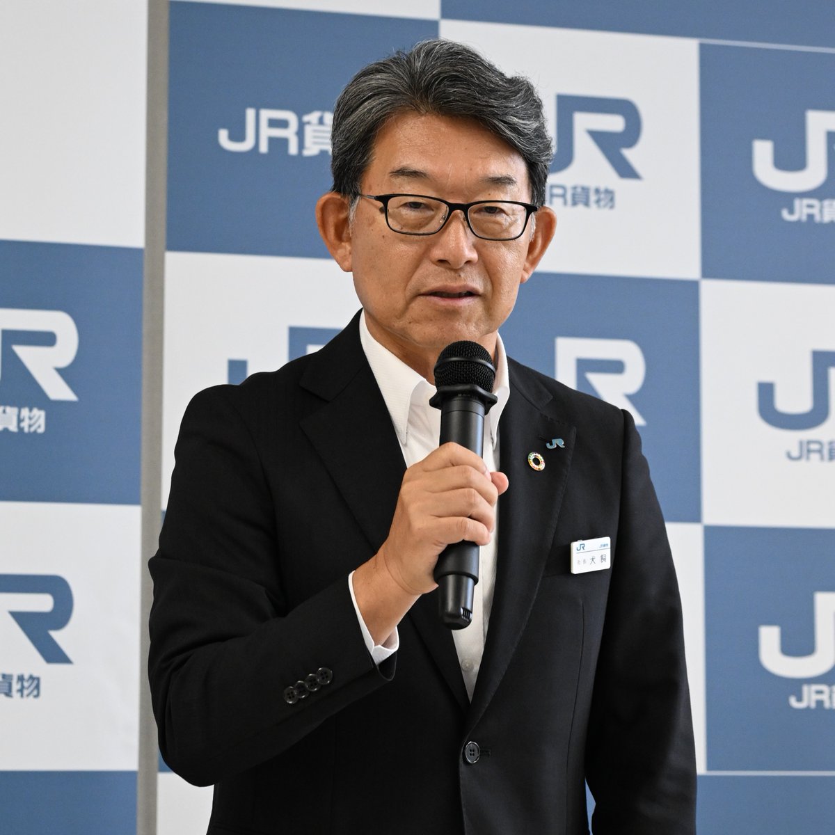 shimada2022's tweet photo. きょう2026年7月22日は #JR貨物 本社での記者会見を取材。先月同社がタイーラオス間で両国国鉄が運行する列車を利用して40㌳コンテナの越境試験輸送を行ったのを受け 犬飼社長（本日撮影）は周辺のマレーシア シンガポール ベトナム カンボジアや中国方面への事業展開の可能性も探っていくと語りました https://t.co/Xw0iyZNKWx