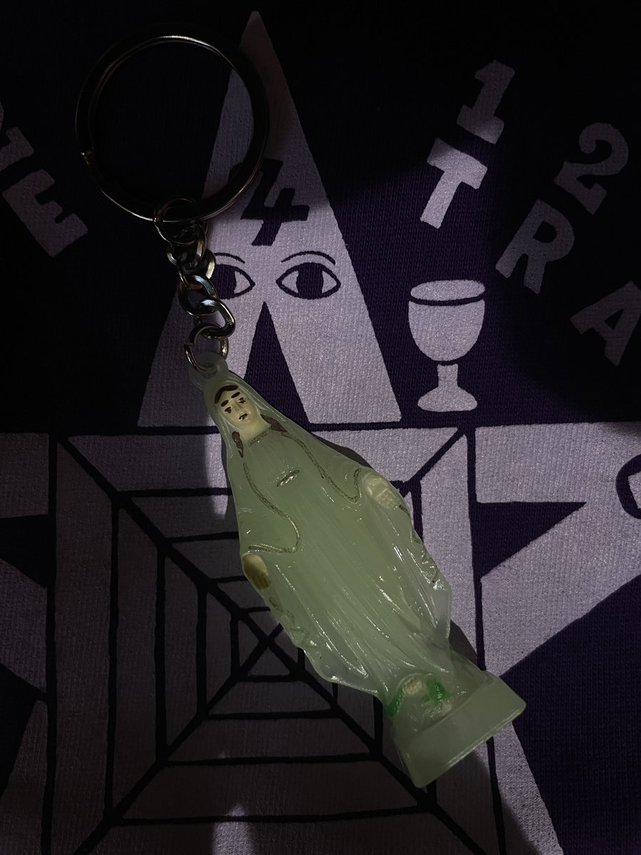 padmexico's tweet photo. ちょっとレトロな雰囲気もある✨
立体的なマリア様キーのキーホルダーです🔑

世界中には色々なマリア様が存在しますが、
こちらは"無原罪のマリアさま"のデザインです👐

蓄光タイプは暗闇でぼんやり光ります✨

★web shop掲載アイテムです★
https://t.co/pioKi7JNmE https://t.co/QxD0MmWl3V
