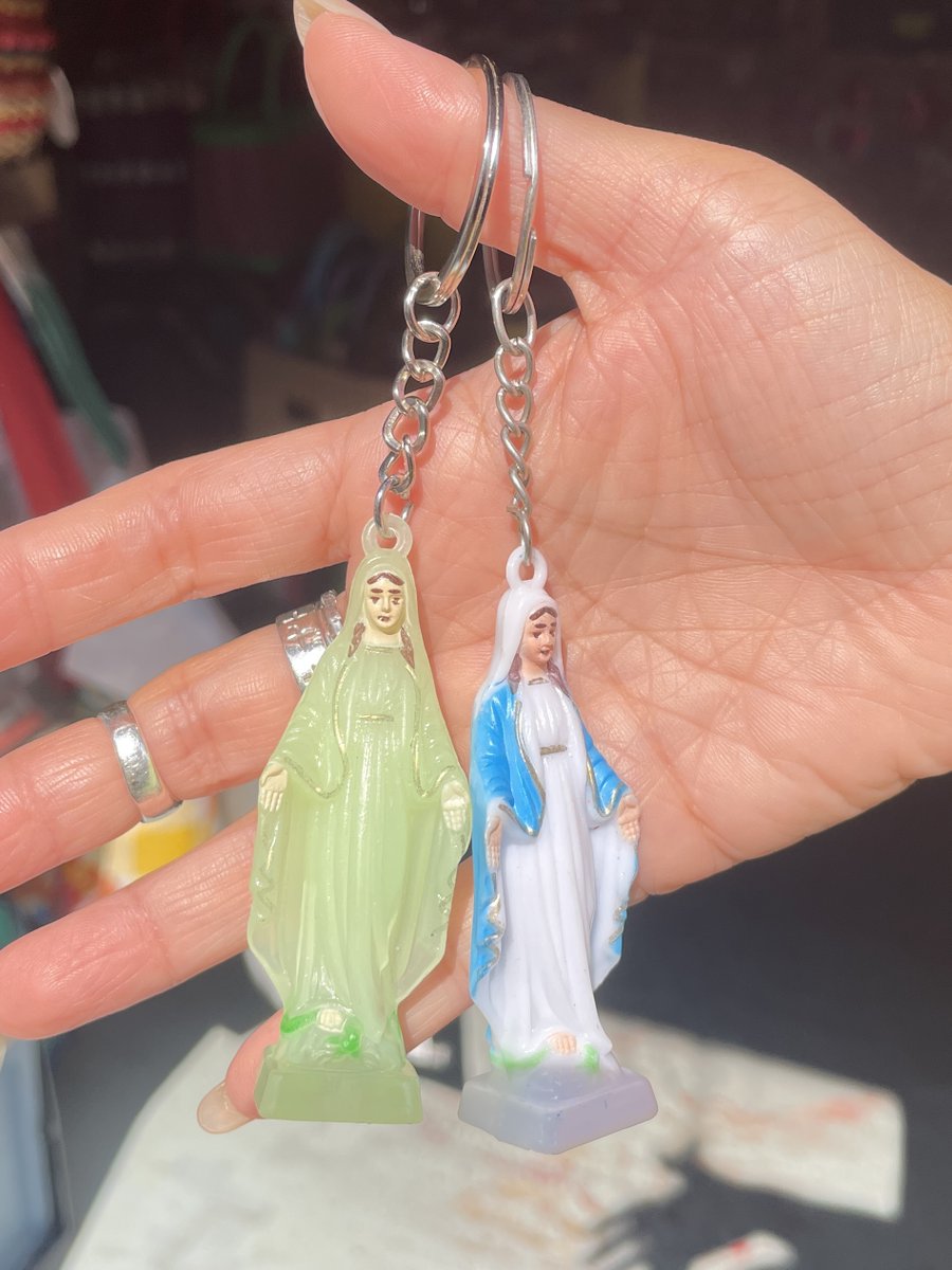 padmexico's tweet photo. ちょっとレトロな雰囲気もある✨
立体的なマリア様キーのキーホルダーです🔑

世界中には色々なマリア様が存在しますが、
こちらは"無原罪のマリアさま"のデザインです👐

蓄光タイプは暗闇でぼんやり光ります✨

★web shop掲載アイテムです★
https://t.co/pioKi7JNmE https://t.co/QxD0MmWl3V