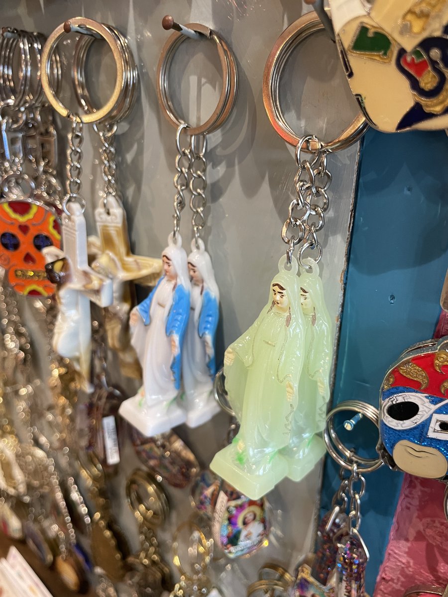 padmexico's tweet photo. ちょっとレトロな雰囲気もある✨
立体的なマリア様キーのキーホルダーです🔑

世界中には色々なマリア様が存在しますが、
こちらは"無原罪のマリアさま"のデザインです👐

蓄光タイプは暗闇でぼんやり光ります✨

★web shop掲載アイテムです★
https://t.co/pioKi7JNmE https://t.co/QxD0MmWl3V