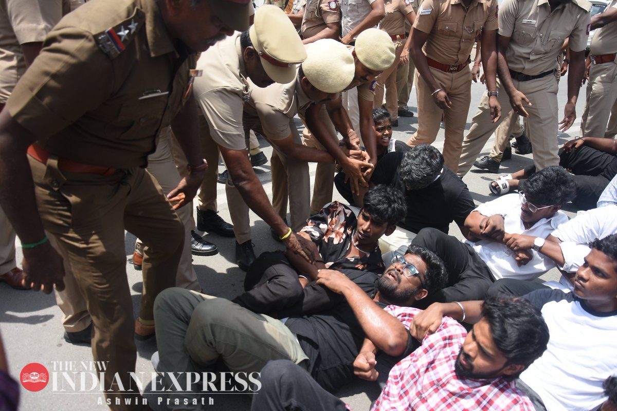 ashwinacharya05's tweet photo. Police detain the Members of the Students' Federation of India (SFI) and the Democratic Youth Federation of India (DYFI) who staged a protest near Rajarathinam Stadium in Egmore, demanding the resignation of Union Education Minister Dharmendra Pradhan, holding him accountable for the alleged NEET examination question paper leak, on Wednesday.
@AntoJoseph @NewIndianXpress @santwana99 @shibasahu2012 @xpresstn #NEETprotest #DharmendraPradhanResign #SFI