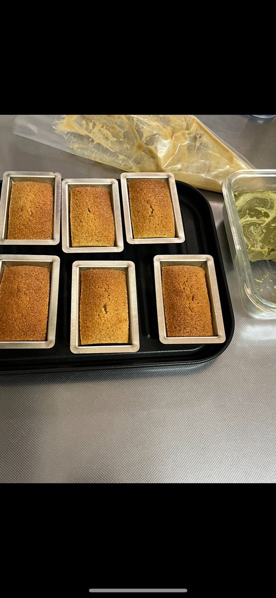 kusanoman's tweet photo. やあ🤓
お陰様でブラウニーも好評頂き完売したよ🤝
準備して補充するから待っててくれよな😁
高濃度仕様のフィナンシェを再販しようと検討してるのだが、プレゼント企画して欲しいって人どれくらいいる？🧐🤔😬 https://t.co/0cX7X9LNYS