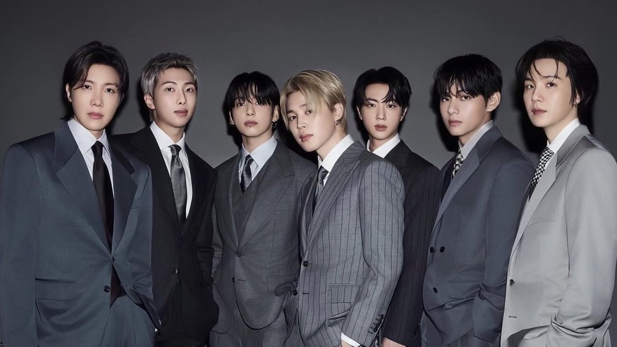 Mikro_Mexico's tweet photo. La sutileza en el álbum de #BTS (ARIRANG)

🗣️:En la portada del álbum ARIRANG, todos visten trajes elegantes. ¿Sientes que la sutileza representa dónde estás ahora?

🐨:Sí, la sutileza nos representa ahora, porque tuvimos que admitir que estábamos muy confundidos y no podíamos llegar a un consenso claro sobre nuestras visiones, gustos, sueños o nombres. Fue un álbum muy confuso. Creo que yo todavía estoy muy confundido.

Pienso mucho en la sutileza. Queríamos ser muy directos, pero fallamos, aunque sabíamos que íbamos a fallar. Quizás de ahí viene la sutileza, de esos conflictos y sacudidas. Es donde estoy en este momento, en 2026. Quiero ser muy certero y directo, pero siento que siempre fallo."