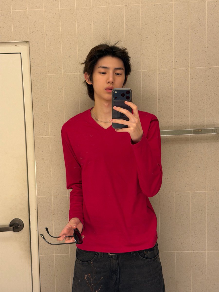 818muna's tweet photo. i love red (pink) https://t.co/XJXZ0DpUN9