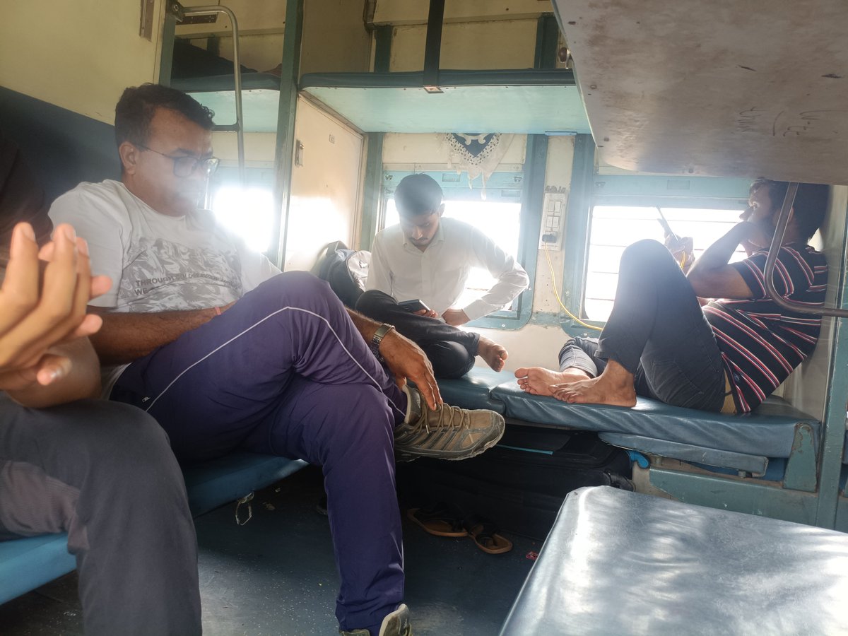 AnilYadavmedia1's tweet photo. युवाओं का आंदोलन गाँव गाँव, घर घर पहुंच गया है,
ट्रेन में 90 फीसदी लोग आंदोलन में युवाओं की पिटाई की खबर और वीडियो देख रहे हैँ,
और सरकार को को कोस रहे हैँ,
अपशब्द कह रहे हैँ,

ये वही भीड़ है,
जो कुछ महीने पहले तक मोदी के खिलाफ कुछ भी सुनने को तैयार नहीं थी, https://t.co/X58xhWrO8Z