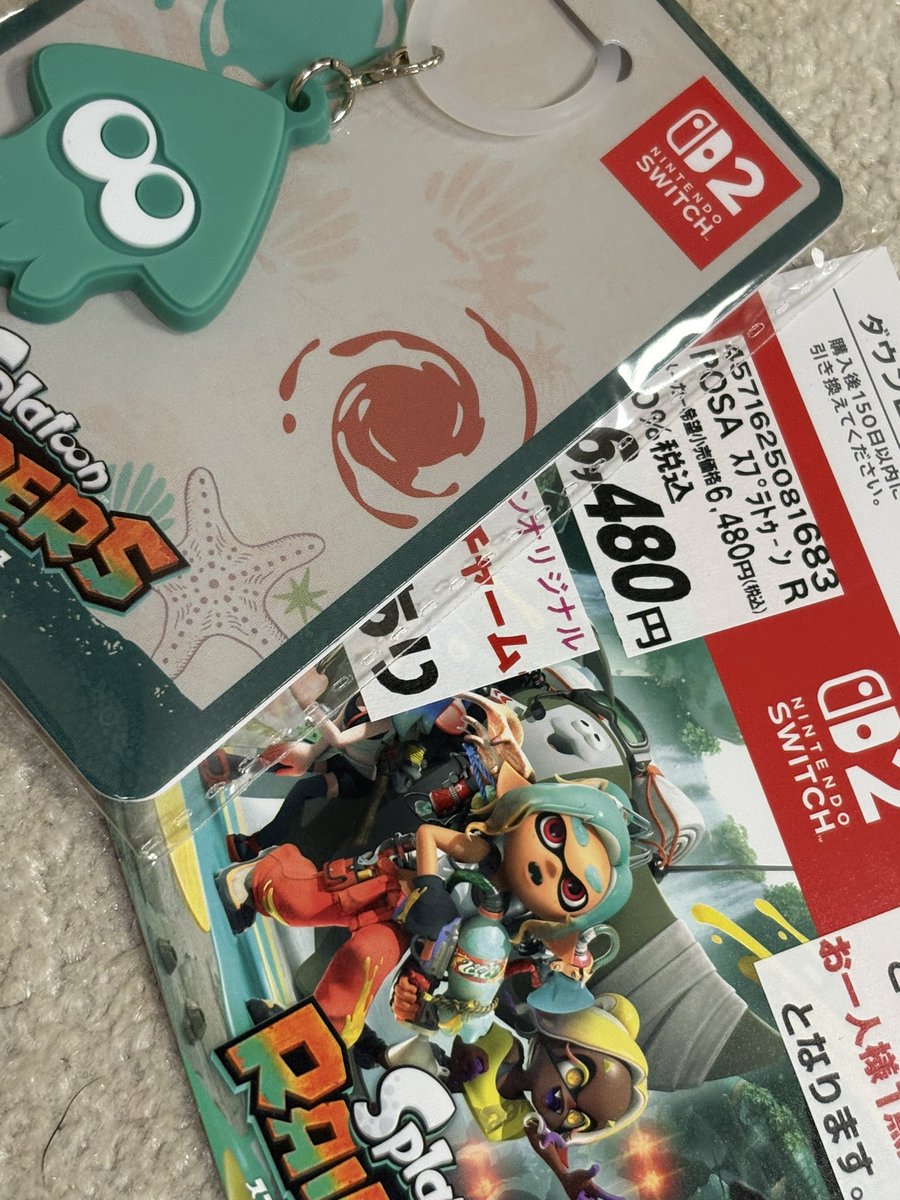 hiro_allgames's tweet photo. 普段私はパッケージ派だけど
今回はDL版（値段安かったから😁）
ラバーチャームかわいい！

…てかぽこポケもバナンザもクリアしてないぞhiro‼️いいのか⁉️

#スプラトゥーンレイダース https://t.co/23U8kVhOAx