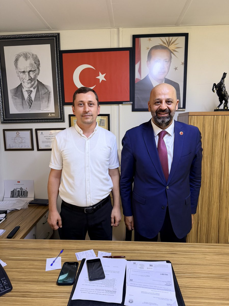 slmhlc's tweet photo. İl Başkanımız Sayın Volkan Yılmaz’ın talimatları doğrultusunda yürütülen “Meclis Üyelerimiz Muhtarları Dinliyor” programı kapsamında; 5. Bölge Başkanımız Sayın Gökmen Yartaş ve Orhangazi Mahalle Başkanımız  Sayin İlhani  Cebeci ile birlikte Orhangazi Mahalle Muhtarımız Sayın Hakan Tekkestekin’i makamında ziyaret ettik.

Mahallemizin ihtiyaçları, vatandaşlarımızın talepleri ve çözüm bekleyen konular üzerine verimli bir istişare gerçekleştirdik. Yerel yönetim anlayışında ortak akıl ve istişare kültürünü esas alarak, hemşehrilerimizin beklentilerini ilgili mercilere ulaştırmak adına çalışmalarımızı kararlılıkla sürdürüyoruz.

Nazik ev sahipliği ve samimi misafirperverliği için Orhangazi  Mahalle Muhtarımız Sayın Hakan  Tekkestekin’e teşekkür ediyor, mahallemiz için hayırlı hizmetlerde birlikte çalışmayı temenni ediyoruz.