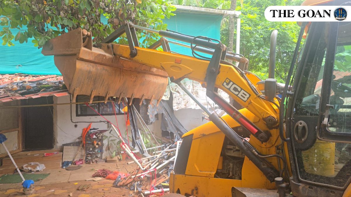 thegoanonline's tweet photo. THE GOAN |  On the third day, the demolition of structures built by Dilip Morje at Tembwada-Morjim beach-in violation of CRZ regulations-commenced in the presence of a large police force.
 
#Goa #News  
 
@Goa_Police https://t.co/Sq6CZSbI6a