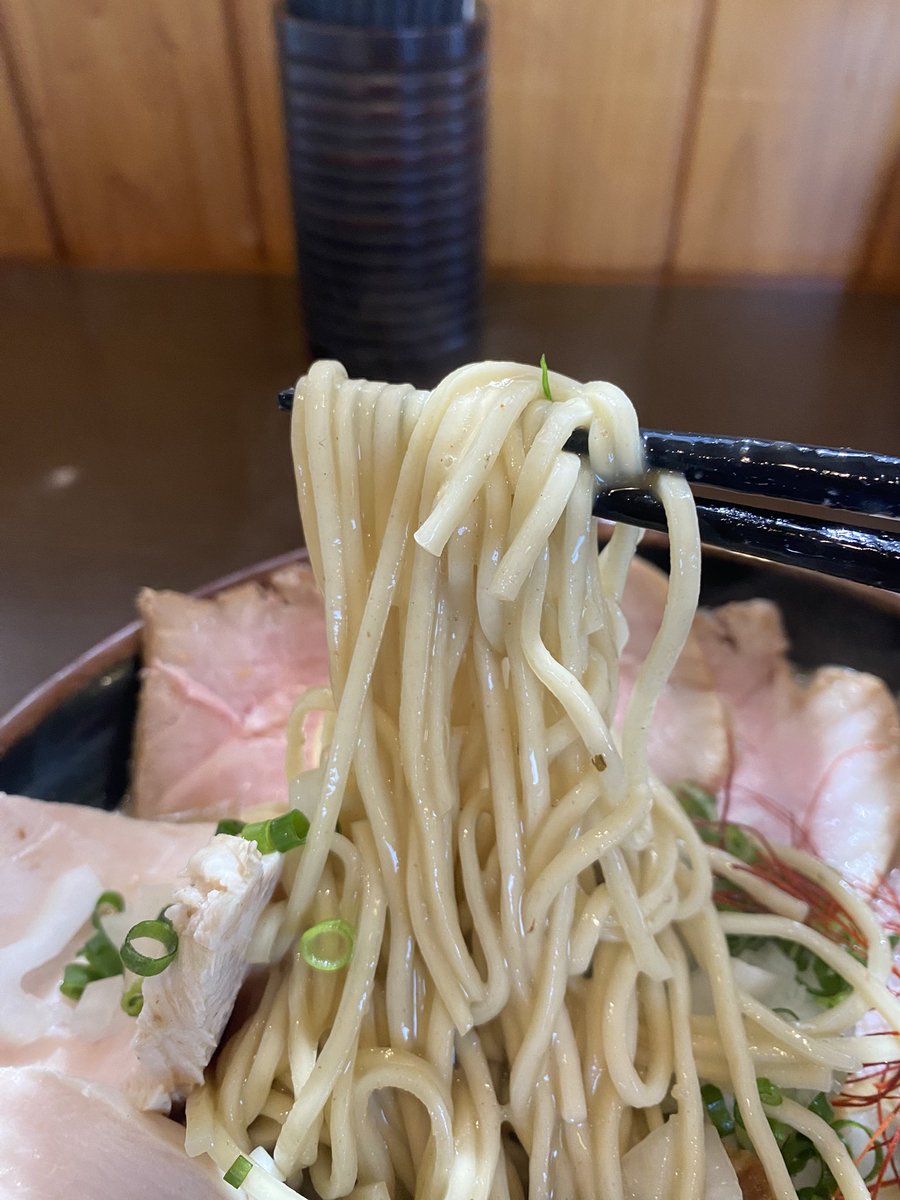 aki1228a's tweet photo. つけ麺弥七@館林

極上団地妻濃厚煮干パイパンラーメン　大盛　特製
月曜祝日と連休のおかげでやっと来れた✨
しかも愛してやまない濃厚煮干がある😍久々の弥七さんのラーメンは最強で最高に美味かった✨✨✨ https://t.co/wUivOzXXbG
