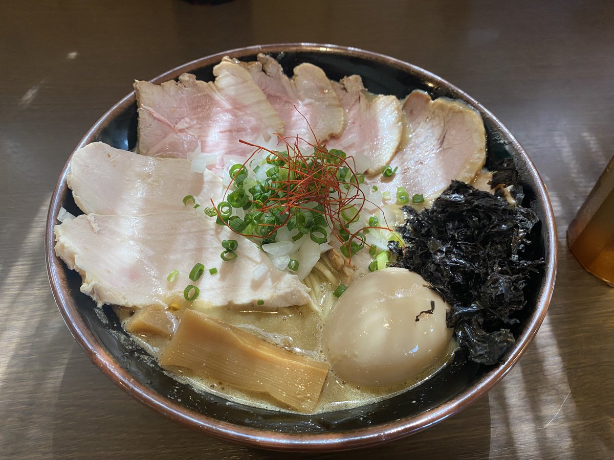 aki1228a's tweet photo. つけ麺弥七@館林

極上団地妻濃厚煮干パイパンラーメン　大盛　特製
月曜祝日と連休のおかげでやっと来れた✨
しかも愛してやまない濃厚煮干がある😍久々の弥七さんのラーメンは最強で最高に美味かった✨✨✨ https://t.co/wUivOzXXbG