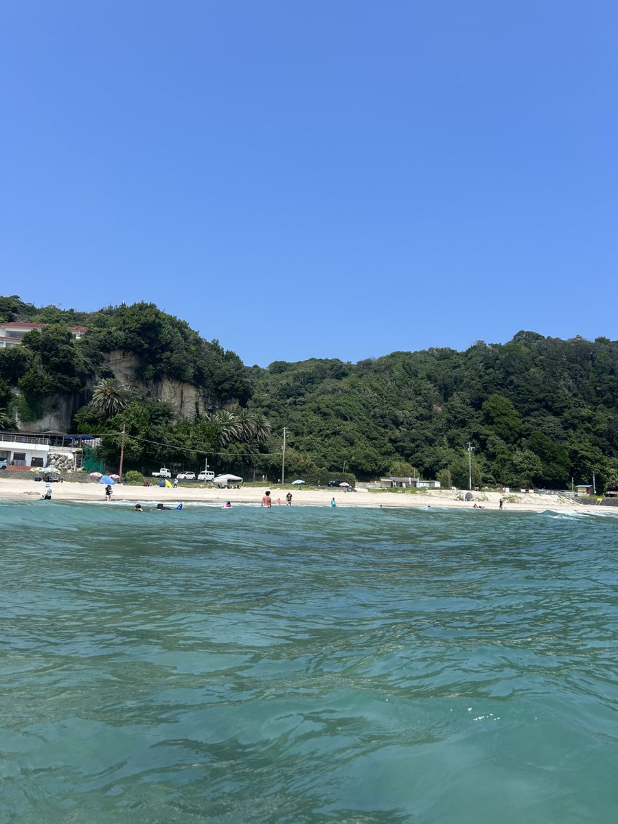 zinzin_801's tweet photo. 家族以外と泊まりで初めて下田に来た😳
相変わらず海キレイだし楽しかった！
てかめっちゃ日焼けして顔も足も真っ赤すぎる😭 https://t.co/hBTDmWS8BN