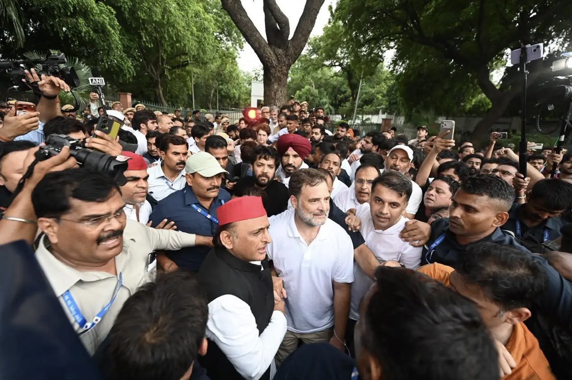 savedemocracyI's tweet photo. कल विपक्ष ने प्रधानमंत्री निवास के सामने जमकर धरना प्रदर्शन किया। 

लेकिन कल के प्रदर्शन में सबसे अहम बात यह रही कि अखिलेश यादव ने जिस तरह से राहुल गांधी का साथ दिया , यह सबको चौंका दिया। 

हालांकि विपक्ष के कई अन्य दल के नेता भी इस धरना प्रदर्शन में शामिल हुए थे लेकिन बड़े चेहरे के तौर पर अखिलेश यादव की मौजूदगी ने सबको चौंका दिया। 

कांग्रेस और समाजवादी पार्टी के कुछ नेता यह चाह रहे थे कि किसी तरह कांग्रेस और सपा का गठबंधन टूट जाए 

लेकिन यह गठबंधन और मजबूत हो गया। 

कांग्रेस आलाकमान ने अपने नेताओं को सख्त निर्देश दिए हैं कि यूपी में गठबंधन के मामले पर कोई भी उल्टा सीधा बयान नहीं दे सकता है।