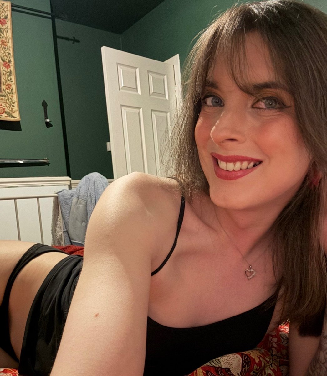 ElizaH64344's tweet photo. Morning. Today is very much going to be a “do nothing” day. Books, DS, a cheeky horror film… and that is all 🤭❤️ https://t.co/l3BVk6EA74