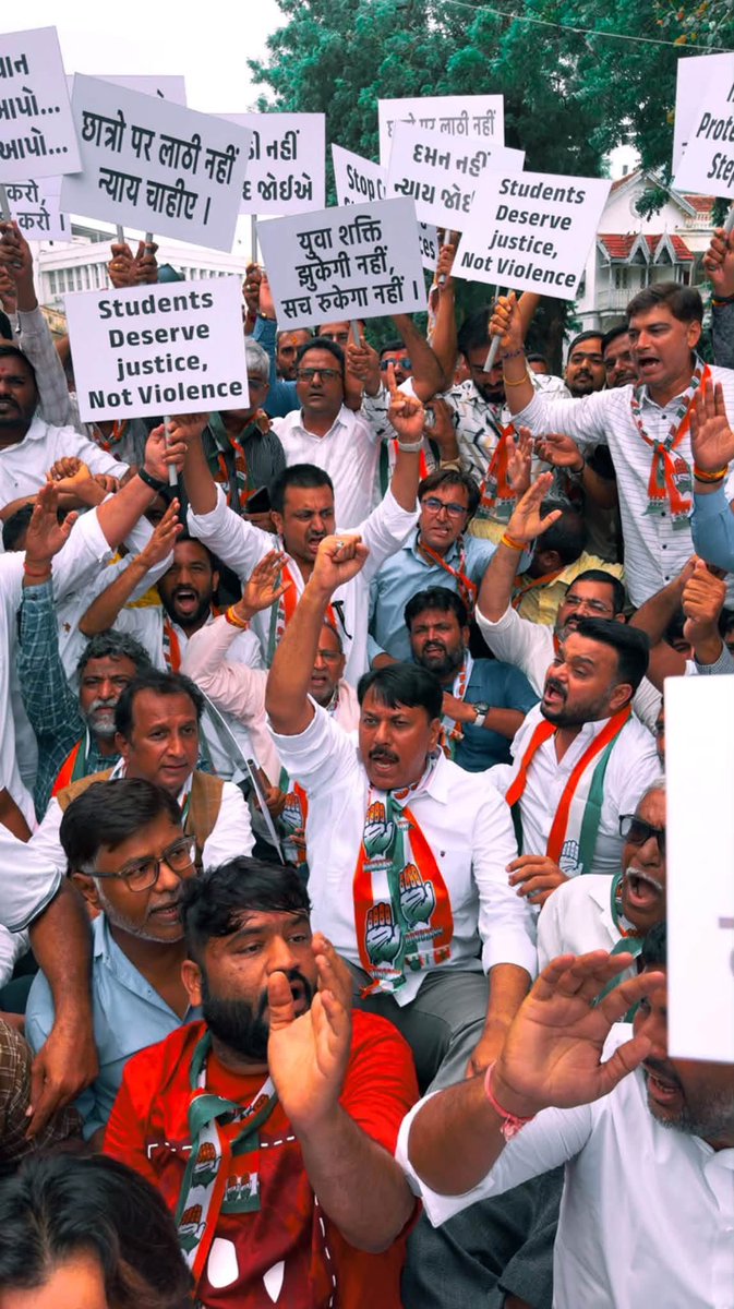 IJaymanDSharma's tweet photo. सत्ता के नशे में चूर सरकार कान खोलकर सुन ले!
न दमन से डरेंगे, न लाठियों के आगे झुकेंगे।
पेपर लीक के दोषियों को जेल भेजो, शिक्षा मंत्री इस्तीफा दो।
हर विद्यार्थी के अधिकार और सम्मान की लड़ाई जारी रहेगी।
 📍 अहमदाबाद, गुजरात 
@AmitChavdaINC https://t.co/7DEpO3Xb68