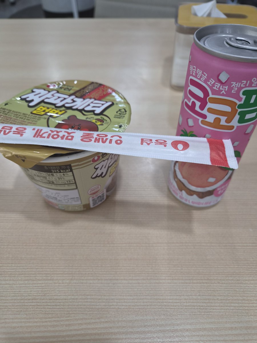 LIME_lovebook's tweet photo. 도서관 독서 중 간식 타임~~ https://t.co/uMYtHWyEMj