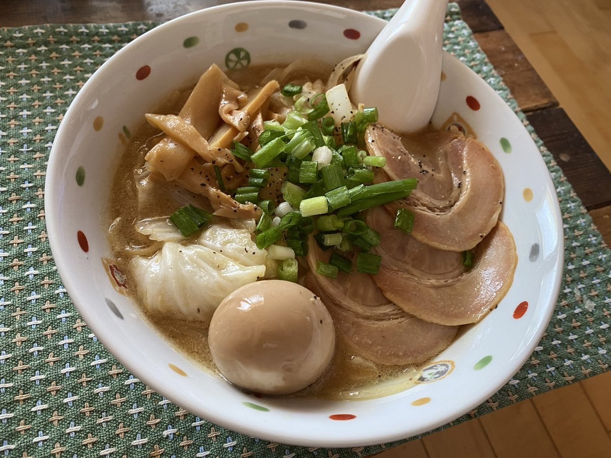 Robin_SNOWMOTO's tweet photo. おうち帰った連盟‼️
暑いィ~🥵、エアコンないとあっちの世界へ行っちゃいますね❓

暑いときには熱いものをホームメイドクッキング🧑‍🍳、「にんにく味噌ラーメン🍜」でランチをゴチに😋

酷暑回避策でご自愛くださいね👍 https://t.co/ic0hMzOm4X
