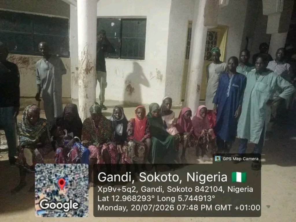 MobilePunch's tweet photo. 𝗦𝗼𝗹𝗱𝗶𝗲𝗿𝘀 𝗿𝗲𝘀𝗰𝘂𝗲 27 𝗸𝗶𝗱𝗻𝗮𝗽 𝘃𝗶𝗰𝘁𝗶𝗺𝘀, 𝗳𝗼𝗶𝗹 𝗮𝗯𝗱𝘂𝗰𝘁𝗶𝗼𝗻 𝗮𝘁𝘁𝗲𝗺𝗽𝘁𝘀 𝗶𝗻 𝗦𝗼𝗸𝗼𝘁𝗼, 𝗭𝗮𝗺𝗳𝗮𝗿𝗮

𝗥𝗲𝗮𝗱 𝗠𝗼𝗿𝗲: https://t.co/HP3cUhYziZ https://t.co/DF51qvGiQq
