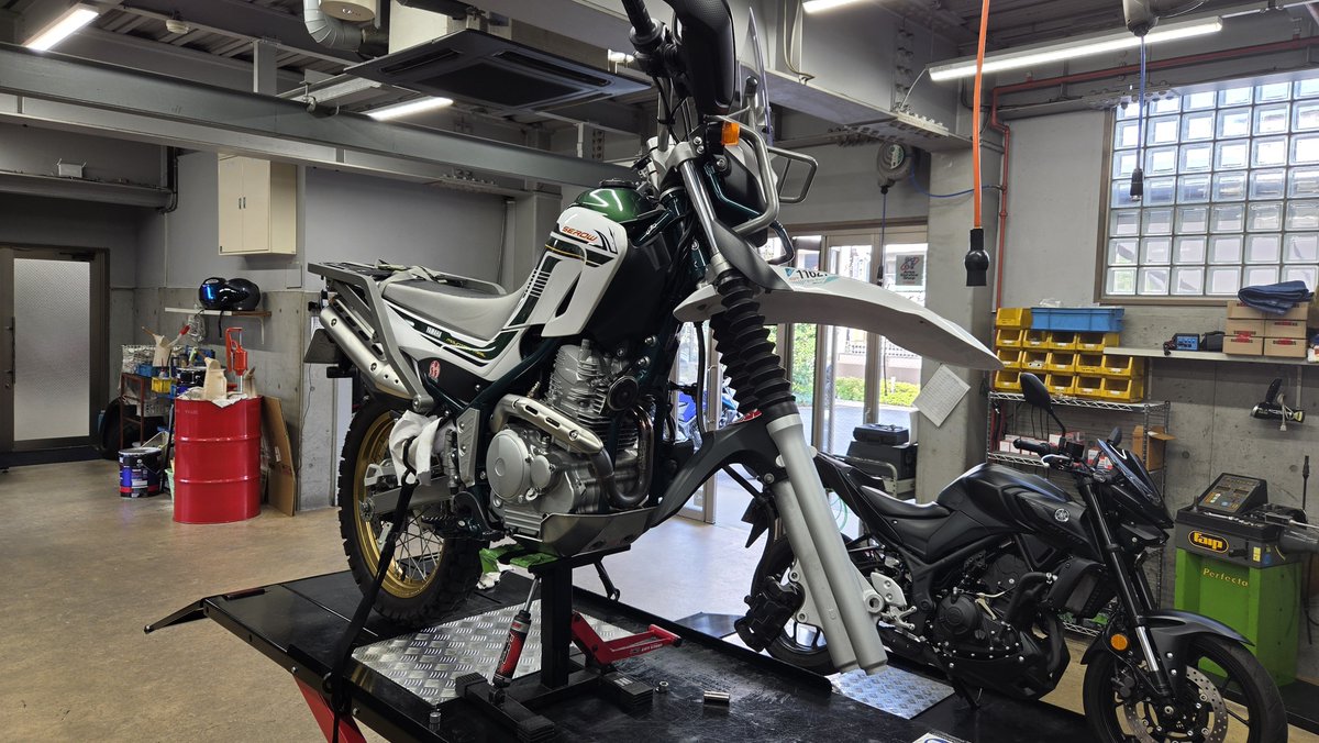 YSPTENPAKU's tweet photo. 先日は #セロー250 のタイヤ交換のご依頼いただきましてありがとうございます!
今回は #IRC から発売されております #GP410 での交換をさせていただきました!
また遊びに来た際にでもタイヤの感想お聞かせくだいm(_ _)m
#YSP天白 #YSP
#YAMAHA #ヤマハ
#セロー https://t.co/fHaEec3VYB