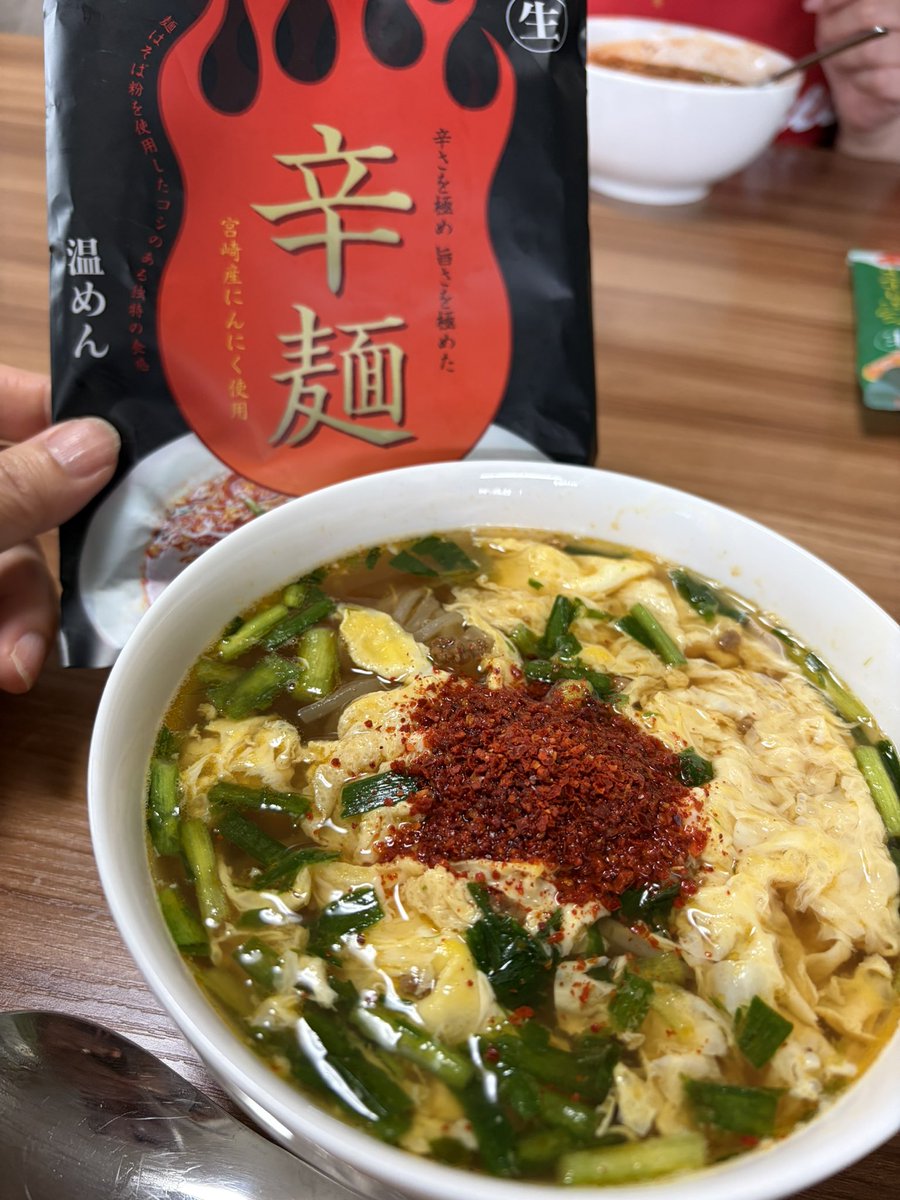 rumiko0602's tweet photo. これね
宮崎旅行で買ったんだけど
すんごく美味しいの🤤

長女の職場の方は以前からご存知のようで
楽天マラソンの時は
必買だそうです笑

糸蒟蒻のように弾力のある麺で
辛味は各自で調整できます
一度、お試しあれ
#桝元
#元祖桝元
#辛麺 https://t.co/izdDFeVivY