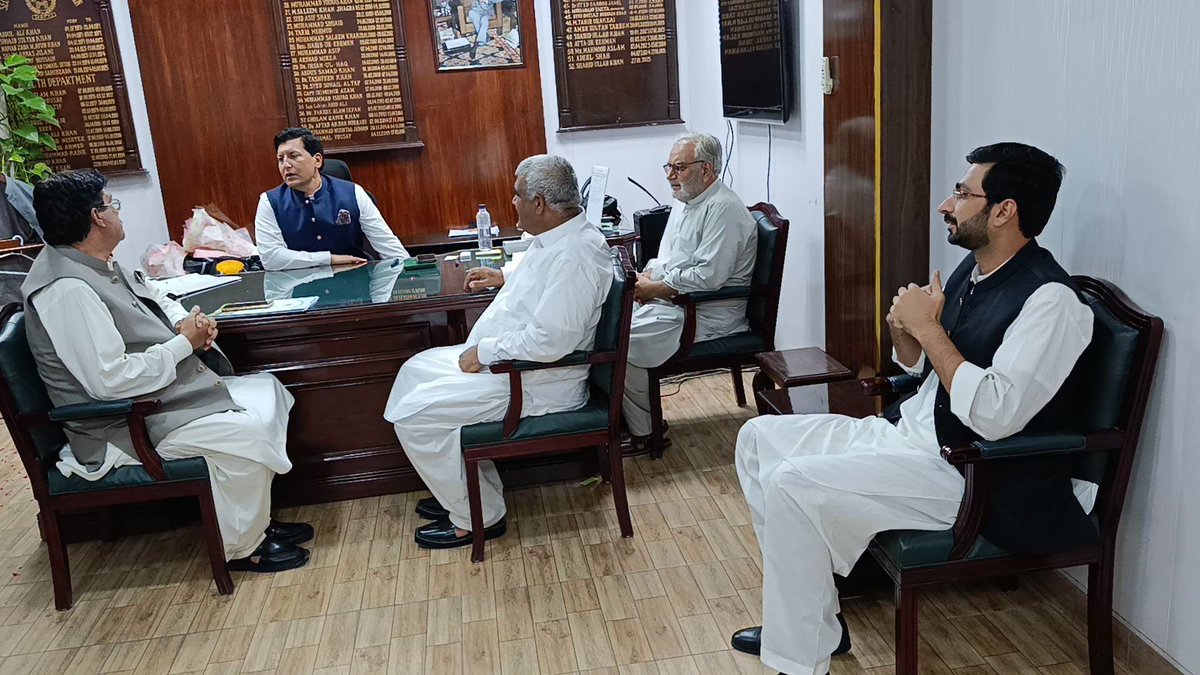 MeFaheem's tweet photo. وزیر اعلی محمد سہیل آفریدی کے مشیر برائے زراعت میاں عمر کاکا خیل نو تعینات شدہ سیکرٹری صحت فیاض علی شاہ کے دفتر میں ان سے ملاقات کیلئے انتظار کررہے ہیں https://t.co/HoyGTbrkcz
