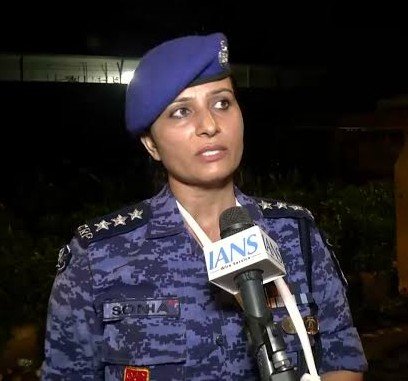 SurajKrBauddh's tweet photo. RAF की असिस्टेंट कमांडेंट सोनिया अपने इंस्टा पर मरे हुए कॉकरोच की स्टोरी लगाकर छात्रों का मजाक उड़ा रही है।

एडिशनल DCP संदीप लांबा बच्ची को थप्पड़ मार रहा था।

उच्च पदों पर बैठे खाकी वर्दी वाले जब छात्रों से इतनी घृणा करते हैं तो सोचिए इन्होंने उन पर कितना जुल्म किया होगा? https://t.co/PPpzySRMPV