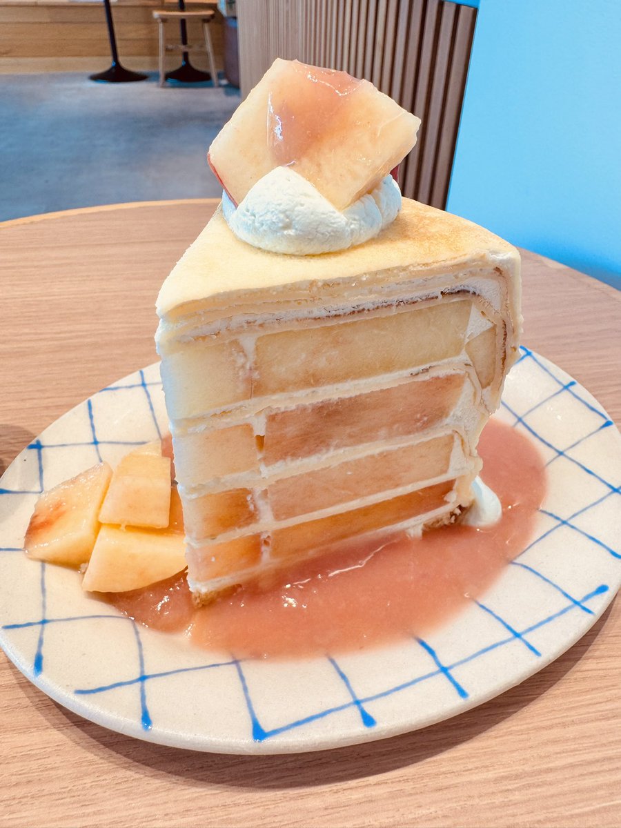 LUNA_PYRO_CYSEA's tweet photo. 絶対に食べたかった【ももももミルクレープ】にありつけましたん
生クリームにバジルが練り込まれているんだよおおお、断面も美しい！
桃はもちろん、桃ソースもクレープ生地もコーヒーも美味しかった…
前日お取置き予約は落選したけど当日キャンセルが出たの
諦めないって大事(食い意地)
#HEREtokyo https://t.co/zjlrpVo0Ry