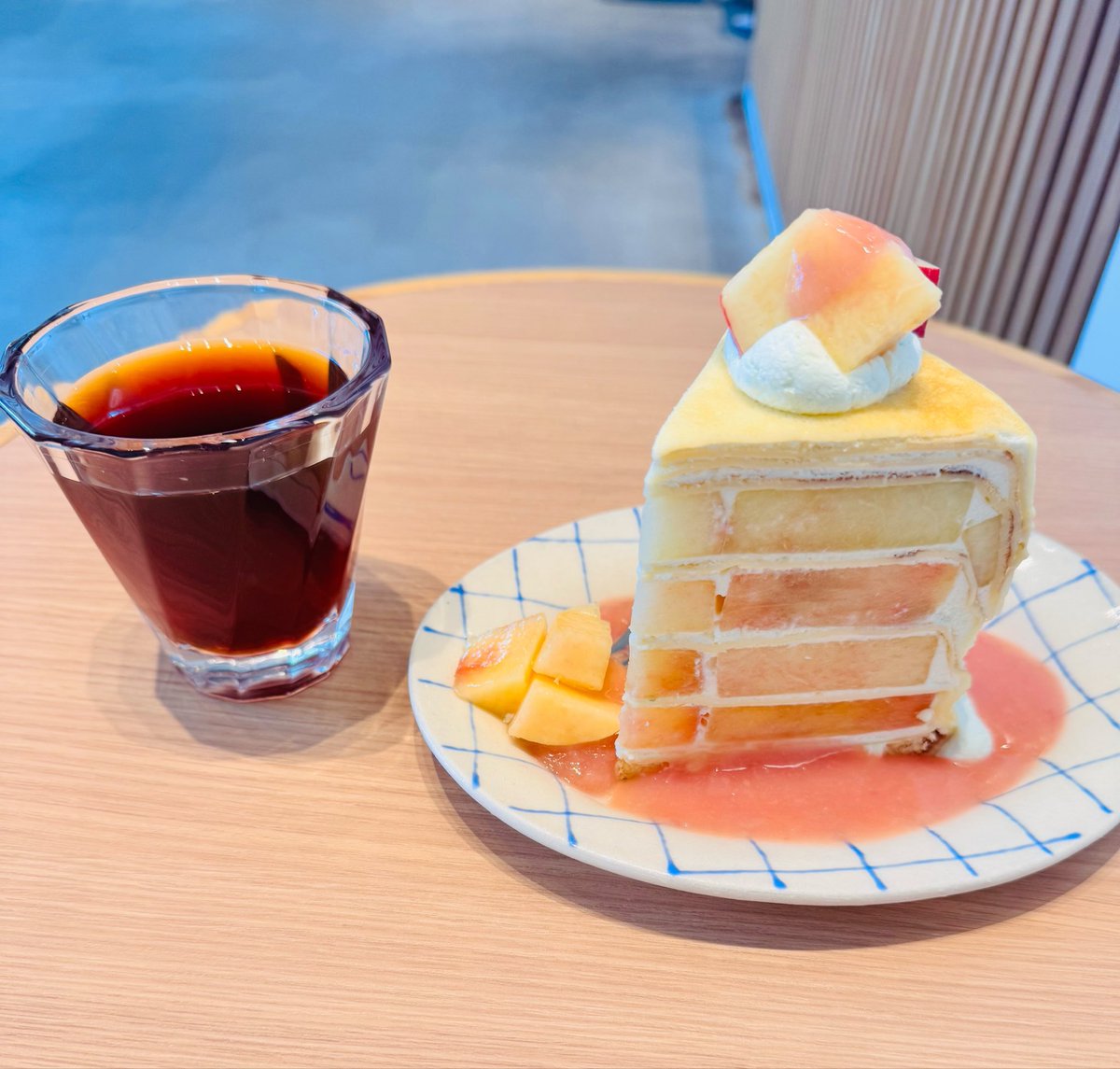 LUNA_PYRO_CYSEA's tweet photo. 絶対に食べたかった【ももももミルクレープ】にありつけましたん
生クリームにバジルが練り込まれているんだよおおお、断面も美しい！
桃はもちろん、桃ソースもクレープ生地もコーヒーも美味しかった…
前日お取置き予約は落選したけど当日キャンセルが出たの
諦めないって大事(食い意地)
#HEREtokyo https://t.co/zjlrpVo0Ry