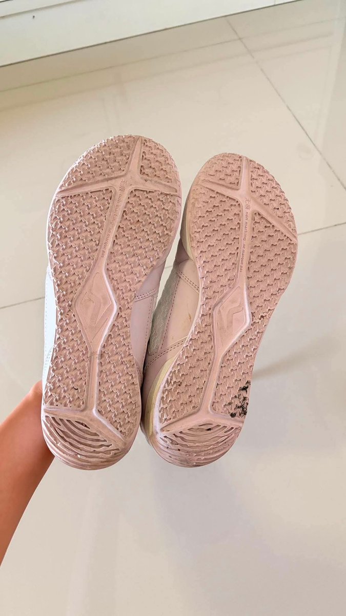 tas_this's tweet photo. ส่งต่อรองเท้าแบดมินตัน ไม่ค่อยได้ใส่ มีตำหนินิดหน่อย ขอคนรับได้ 150 รวมส่ง ราคามือ1 พันกว่าบาท #ส่งต่อรองเท้าแบด #ส่งต่อรองเท้าแบดมินตัน #ส่งต่อรองเท้า https://t.co/sIouNQmlri