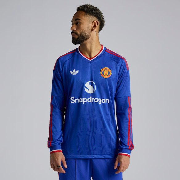 UnitedStandMUFC's tweet photo. 🚨 Man United's New 26/27 Away Kit 🔥
 
What do we think? 🤔👇
