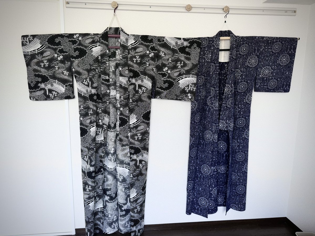 Gatchy_VRC's tweet photo. 実家から青系の着物を一部持ってきた
左からﾈｺﾁｬﾝ半幅、帯締めたち、デニム単衣、正絹単衣、正絹袷
2枚目は浴衣 https://t.co/ywLOPVGt03