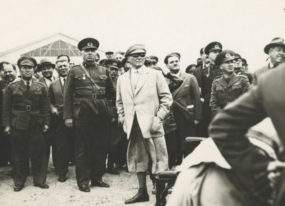 AhmetHakanakc1's tweet photo. Atatürk İnkılapları

Baskı yasaları ve sıkıyönetim altında gerçekleştirilen "Atatürk İnkılaplarının" emekçi kesimlere hiç bir faydası olmadığı gibi, daha fazla sömürülmeleri ve ezilmeleri sonucunu doğurmuştu...

Muatafa Kemal'in "Halkçı Yönetimi" kitleler için daha ağır vergiler, ucuzlayan el emeği, halka tepeden bakan -Osmanlı Bürokrasisine özgü- hiç değişmeyen kibirli tavır, jandarma zulmü, halkın sırtından süratle zenginleşen vurguncu tüccar, "Milli Mücadele" kahramanlarının gösterişli harcamaları, emekçi halkın dışında gerçekleştirilen inkılaplar demekti.

Halk 18 kuruşa ithal edilen şekerin kendisine 60 kuruşa neden satıldığını gayet iyi biliyordu. Halkçı Hükumetin 18 kuruşa ithal ettiği ŞEKER tam 6 komisyoncunun elinde geçerek ancak 60 kuruşa halka ulaşıyordu. 

Bir koyunun 50 kuruş olduğu yerde 60 kuruşa şeker bulunsa da alınamıyordu.

Fikret Başkaya, Paradigmanın İflası, s:165   

Sistemi kuranlar BÖYLE kurdular.
Tayyip BEY sistemin ANA dinamiklerine dokunmadan sistemi işletiyor diyor sanırım.