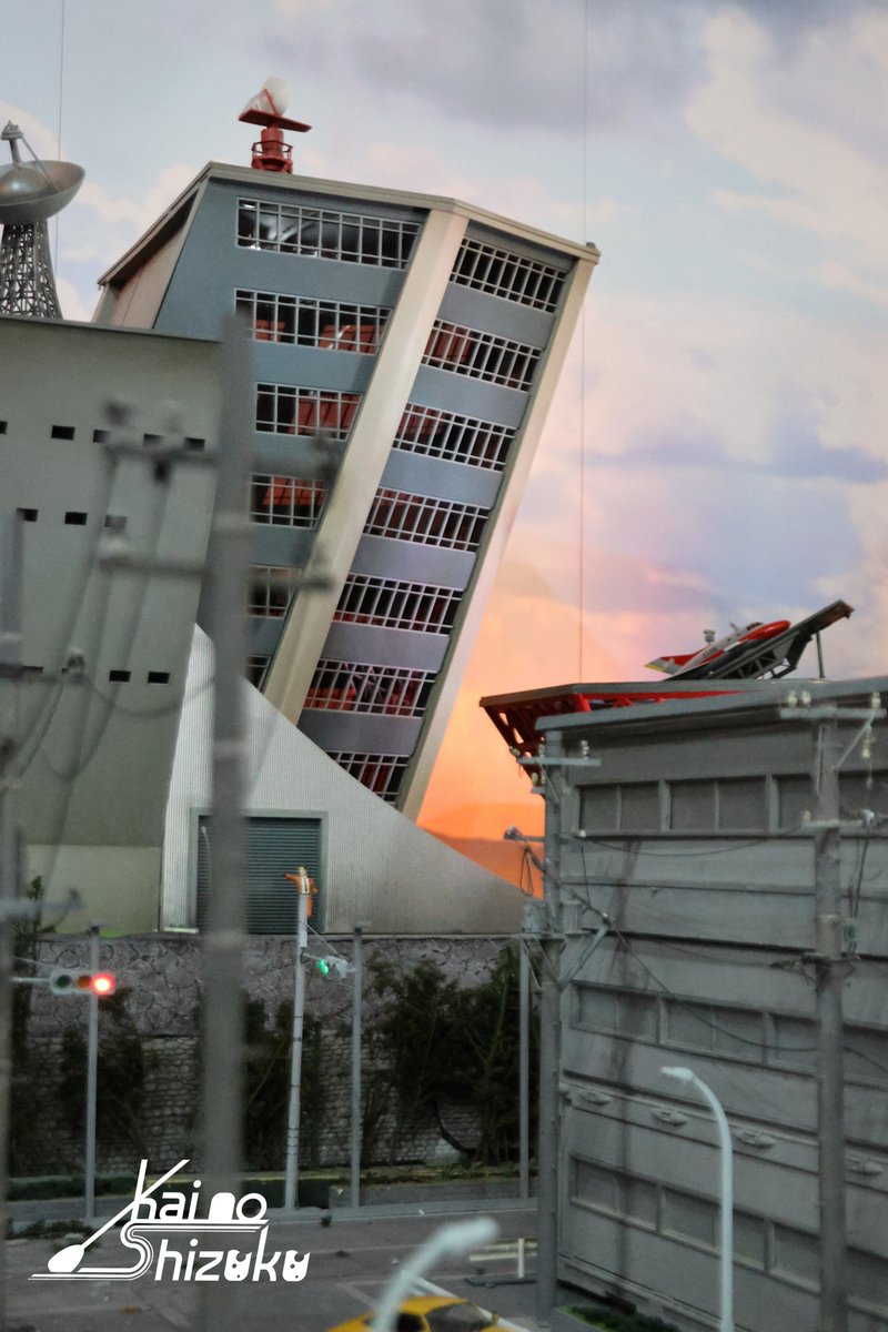 gi4UBcmuRVuSX11's tweet photo. 夕暮れに染まる基地
#ウルトラヒーローズEXPO
#ウルサマ https://t.co/Tnt50yTuMA