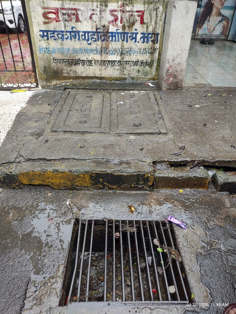 bhramastra_'s tweet photo. Every time a bus arrives, commuters—including senior citizens, children, and office-goers—are forced to step directly into stagnant water. Two-wheelers are also at risk of skidding, and pedestrians have no safe place to walk.

@mybmc  @RoadsOfMumbai @PotholeWarriors @mybmcWardRC https://t.co/gLFoNNlIZ9